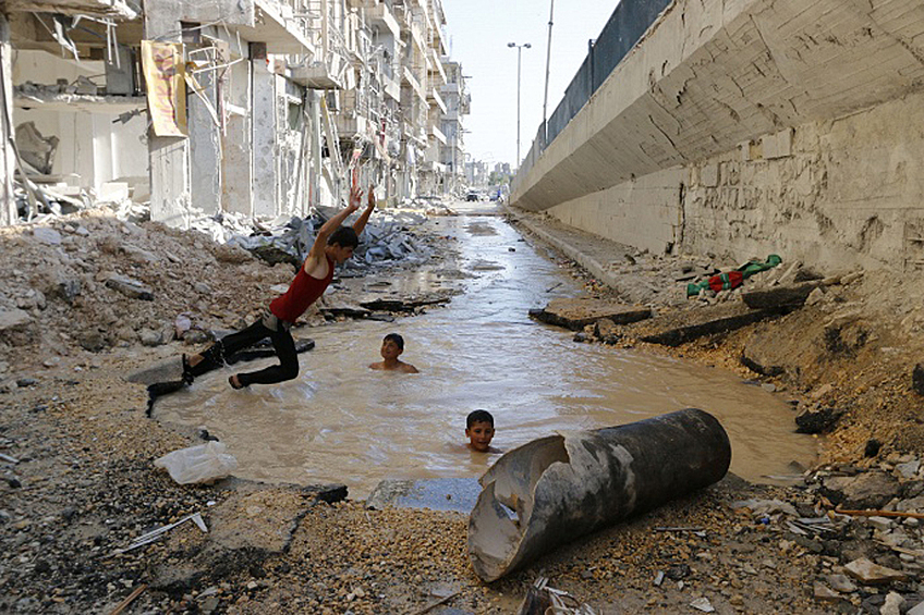 Фотография Катана Осама (Сирия) "Бассейн на улице" заняла второе место в категории "Повседневная жизнь. Одиночная фотография".