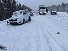 На трассе под Губкинским смяли друг друга три автомобиля