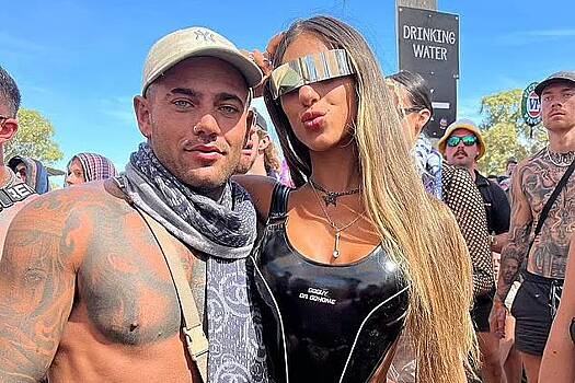 Турист на мотоцикле врезался в лобовое стекло автомобиля на Бали и чудом выжил