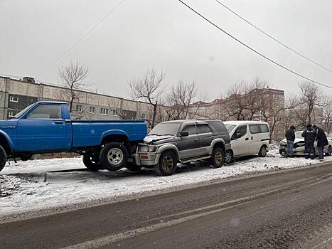 Снежный паровозик: во Владивостоке таксист устроил массовое ДТП – фото