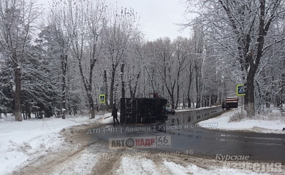 В Курске перевернулся КамАЗ