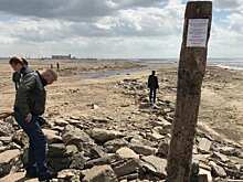 На булыжной мостовой появились запрещающие таблички. И полиция