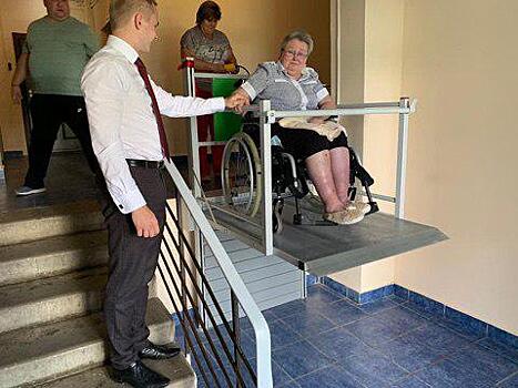 В районе Куркино по просьбе инвалида-колясочника установили подъемную платформу