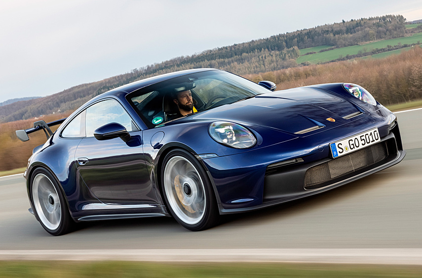 Porsche 911 GT3. Львиная доля современных nine-eleven оснащается шестицилиндровыми оппозитными двигателями с двумя турбокомпрессорами. Исключение из правила — трековый 911 GT3, который скорее канет в Лету, чем примет наддув. Он не может похвастаться сверхмощностью, зато готов порадовать искушенного водителя чистым и незамутненным характером. Четыре литра, индивидуальные дроссельные заслонки, 510 л.с. и предельные 9000 об/мин. Коробка передач преселективная семиступенчатая PDK или «механика-шестиступка». Интересно, что на GT3, в отличие от других 911, спереди двухрычажная подвеска, а не стойки МакФерсон
