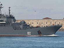 Добро пожаловать в Крым: кадры захода отряда БДК ВМФ России в Севастополь