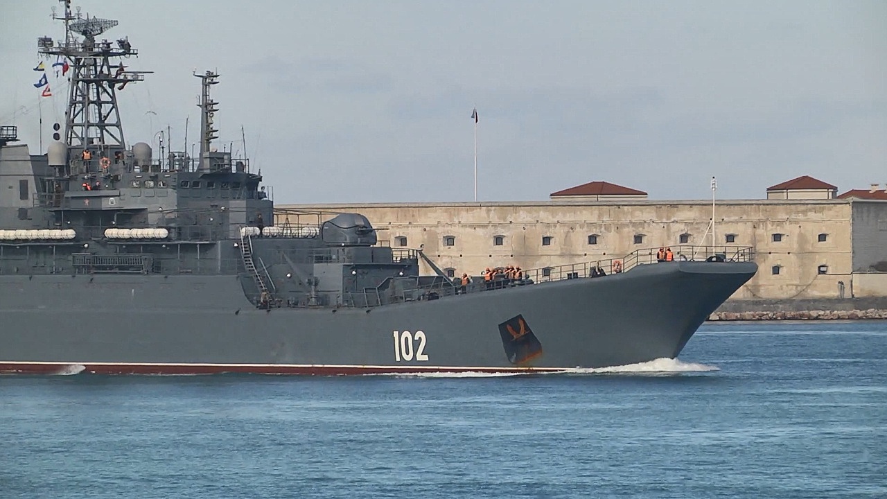 Добро пожаловать в Крым: кадры захода отряда БДК ВМФ России в Севастополь