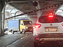 Автомобилистов перестали пускать через двухъярусный мост из-за падения балки, образовались пробки