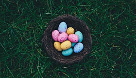 Шесть натуральных ингредиентов для покраски пасхальных яиц