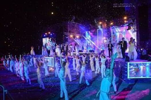 Свыше 9000 человек приняли участие в общегородском выпускном в Ростове