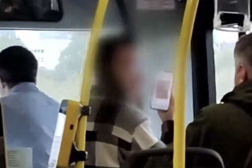 В Петербурге на видео попало, как иностранец устроил истерику в автобусе