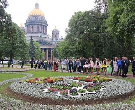 В Александровском саду посадили Ростральные колонны и салют из цветов