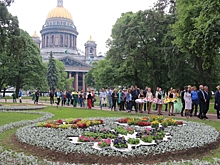 В Александровском саду посадили Ростральные колонны и салют из цветов