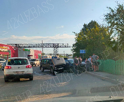 Пенсионер на "Ниве" влетел в иномарку в Новокузнецке