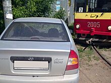Припаркованный автомобиль полтора часа не давал сдвинуться трамваю в Ижевске