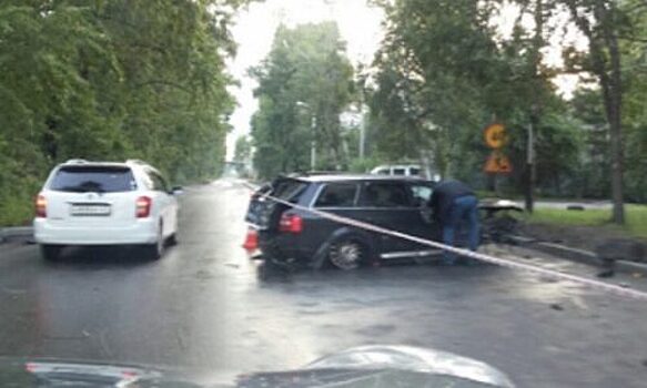 Мужчина разбился на угнанной с автомойки машине в Хабаровске