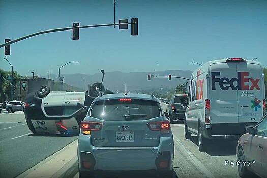 Патрульный автомобиль был снесён легковушкой на оживлённом перекрёстке