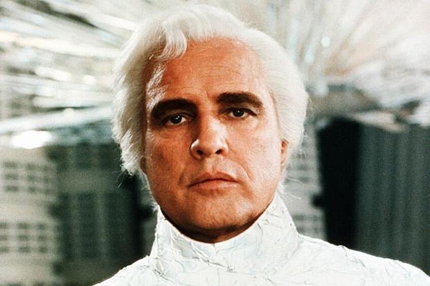 «Возвращение Супермена», 2006. Когда возникла необходимость ввести в сюжет отца Супермена, Джор-Эла, создатели фильма не просто позаимствовали кадры из «Супермена» 1978 года, в котором Марлон Брандо Джор-Эла и играл, но и проделали еще кое-какую работу по цифровой обработке.