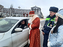 ГИБДД вместе с Дедом Морозом патрулируют дороги в Нижнем Новгороде