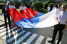 В новосибирских школах впервые прошла церемония поднятия флага