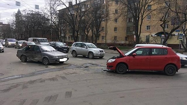 Две иномарки «поцеловались» на перекрестке в Вологде