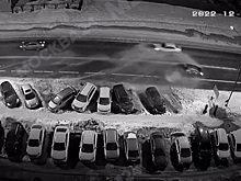 В Подмосковье автомобиль снес на парковке несколько машин и попал на видео