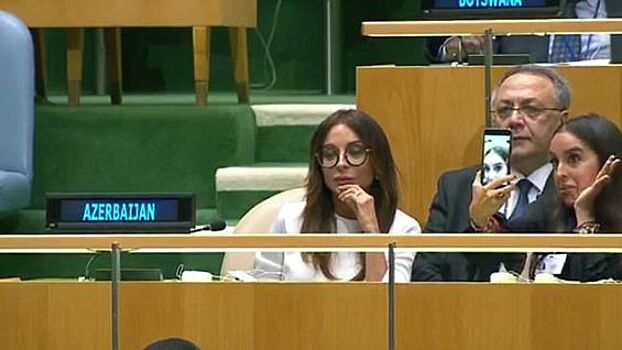 Дочь президента Азербайджана делала селфи во время речи отца о войне в Нагорном Карабахе