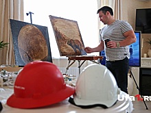 «Увидел на грязной робе образы»: буровик из Башкирии рисует картины нефтью