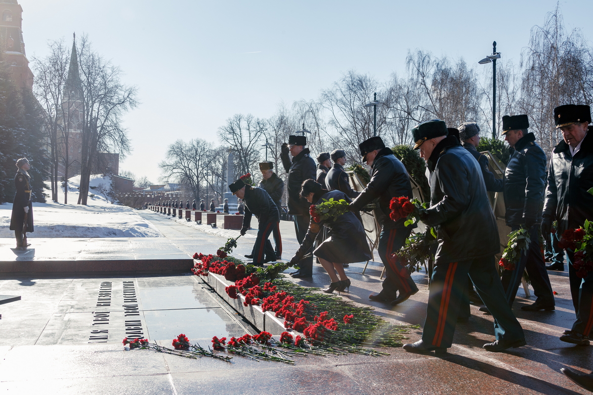 23 февраля церемония возложения венка у кремлевской стены. возложение венков 23 февраля 2024. возложение венков к могиле неизвестного солдата. возложение венков 23 февраля 2024. возложение цветов 23 февраля.