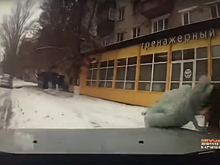 В Таганроге водитель догнал девушку и сбил ее у тротуара. Видео