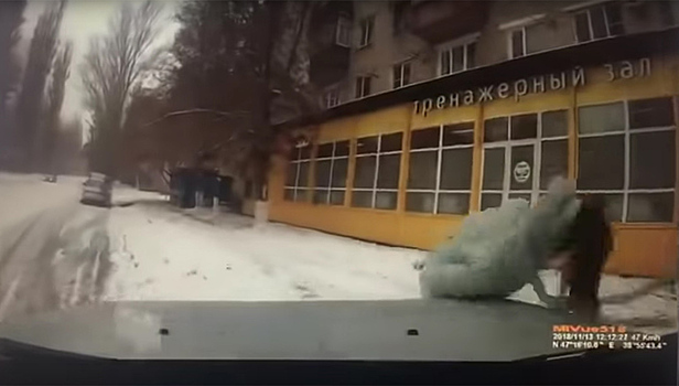 В Таганроге водитель догнал девушку и сбил ее у тротуара. Видео