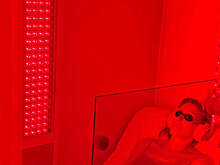 Бизнесвумен Светлану Бондарчук засняли в купальнике на процедуре