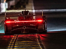 24 часа Ле-Мана. «Пежо» – лидер после 8 часов, «Феррари» №50 – 2-я, «Феррари» №51 откатилась после вылета, «Тойота» №7 сошла после аварии