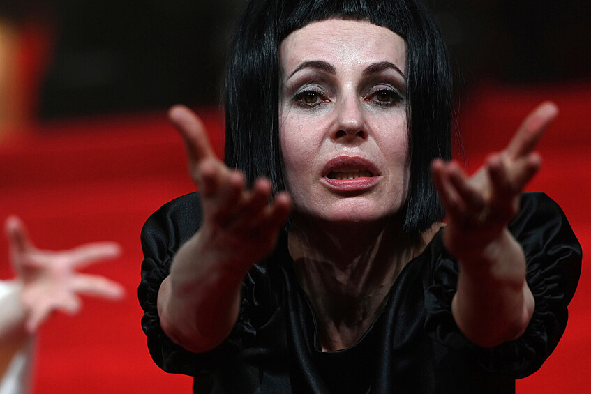 ктриса Ирина Апексимова в роли Любови Андреевны Раневской в сцене из спектакля "Вишневый сад" в постановке режиссера Юрия Муравицкого в Московском театре на Таганке, 16 апреля 2021 года