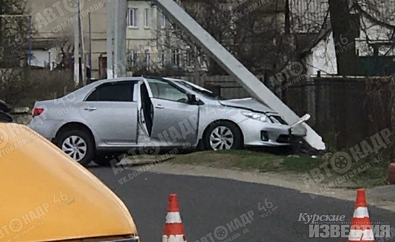 В курской области «Тойота» врезалась в столб