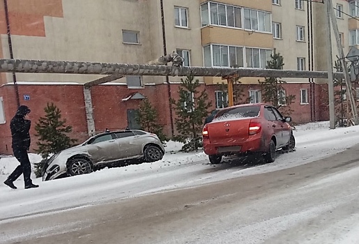 Автомобиль улетел в кювет в результате ДТП в Кузбассе
