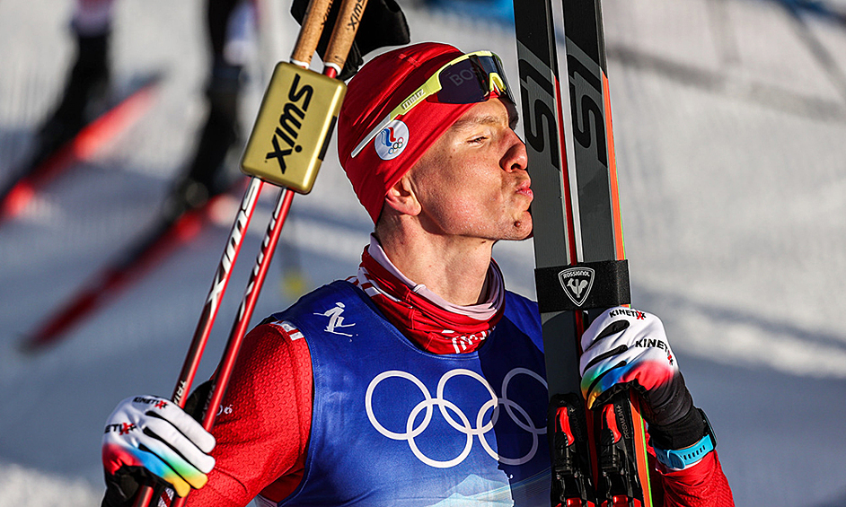 Александр Большунов стал олимпийским чемпионом в лыжном скиатлоне