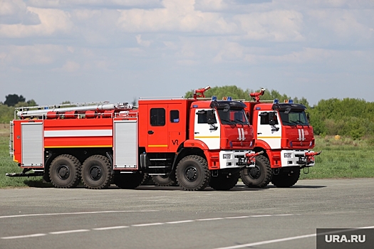 Курганские пожарные авто дежурят на взлетной полосе аэропорта