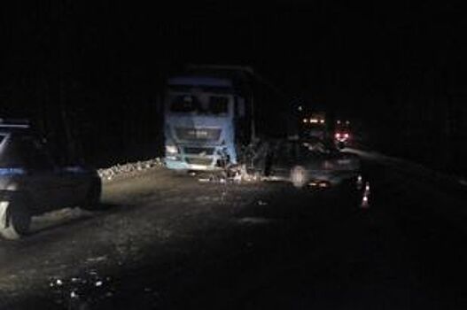 Молодой водитель иномарки погиб в столкновении с грузовиком на Южном Урале