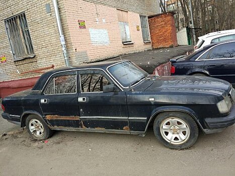 Стоянку в одном из дворов на Ивановской освободили от брошенного автомобиля