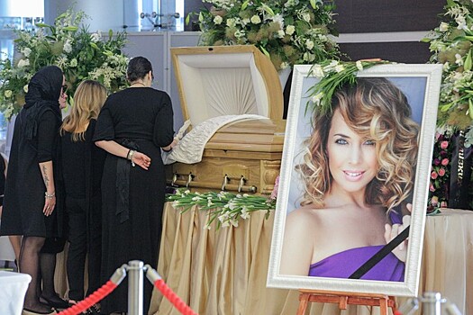 Поклонники Жанны Фриске возмутились украшением могилы певицы