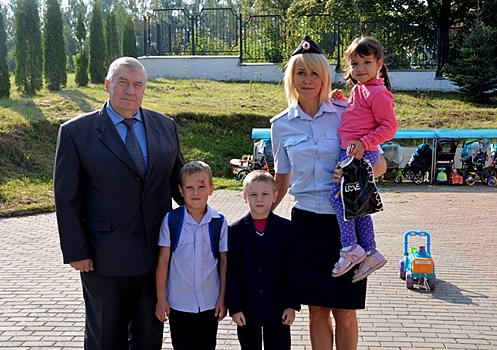 В Смоленской области Общественный совет и полицейские помогли первоклассникам собраться в школу