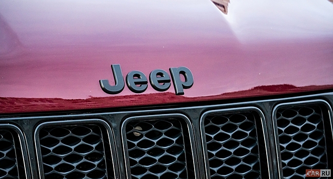 Jeep показал сразу три кроссовера на батарейках