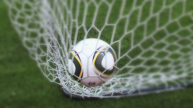 В футболе разрешили игру рукой