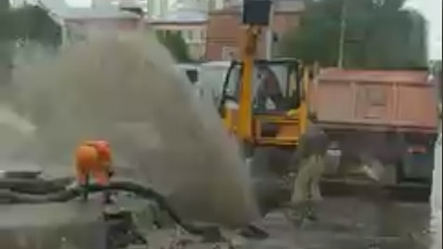 «Репетиция торжественного открытия фонтана на Чернышевского». Саратовец заметил бьющую из-под асфальта струю воды