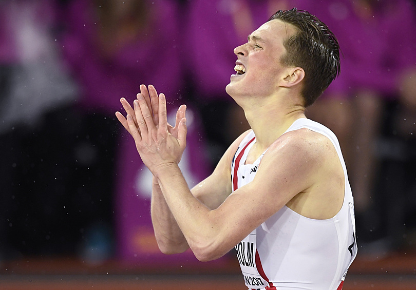 Норвежец Карстен Вархольму радуется тому, что стал чемпионом мира в беге на 400 метров