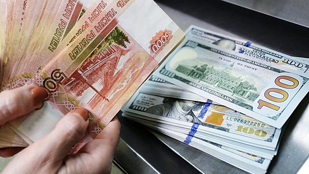 Рубль растет к доллару в начале торгов
