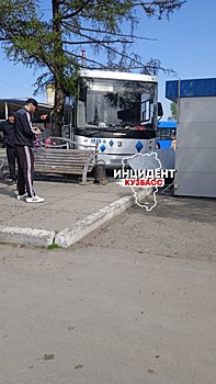 Автобус вылетел на тротуар с людьми возле кемеровского вокзала