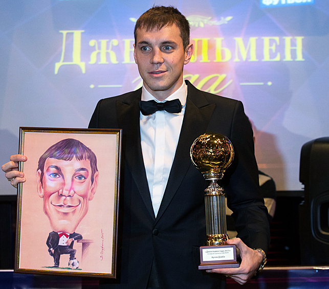 Футболист Артем Дзюба, ставший лауреатом премии "Джентльмен года" по версии газеты "Советский спорт", на церемонии награждения, 2015 год