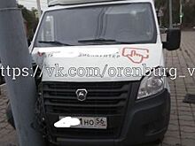 Соцсети: в Оренбурге водитель «Газели» потерял сознание и врезался в столб