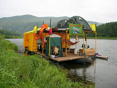 Катамаран с туристами перевернулся во время сплава по Мане